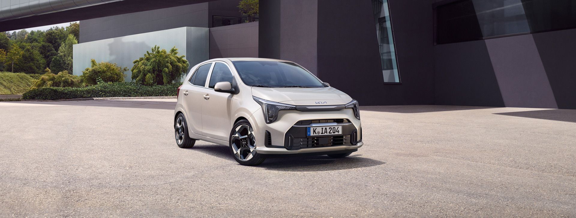 Kia Picanto vor einem Gebäude